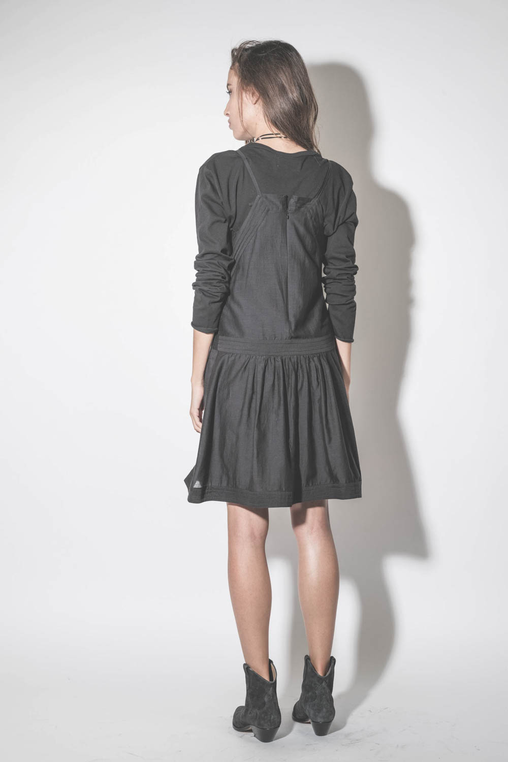 Robe courte fines bretelles en coton noir fluide Danielle Marant Etoile. Porté de dos. Dos zip invisible. 