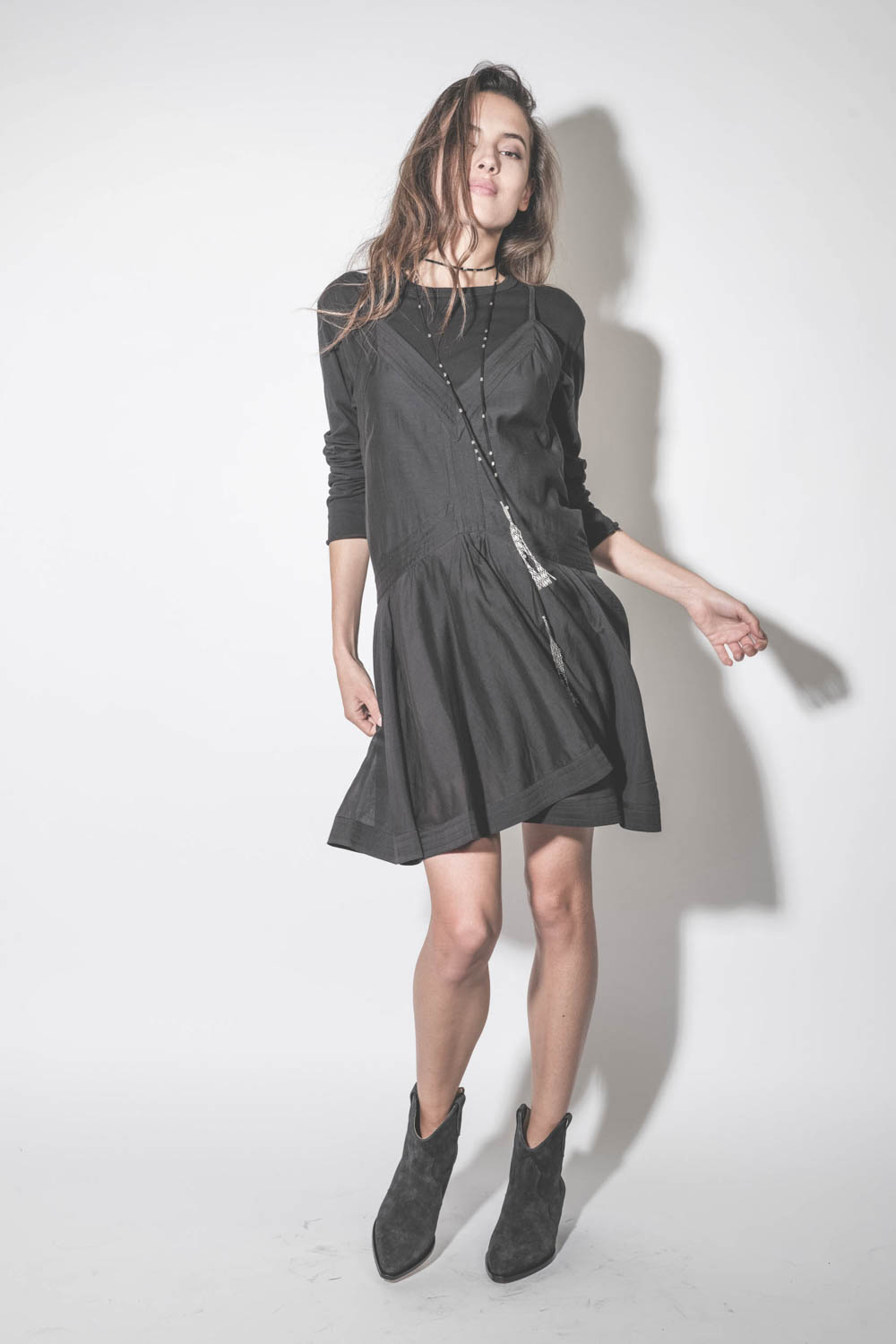 Sautoir écharpe en cuir suédé et métal argenté Kachina Isabel Marant. Porté sur un total look noir.