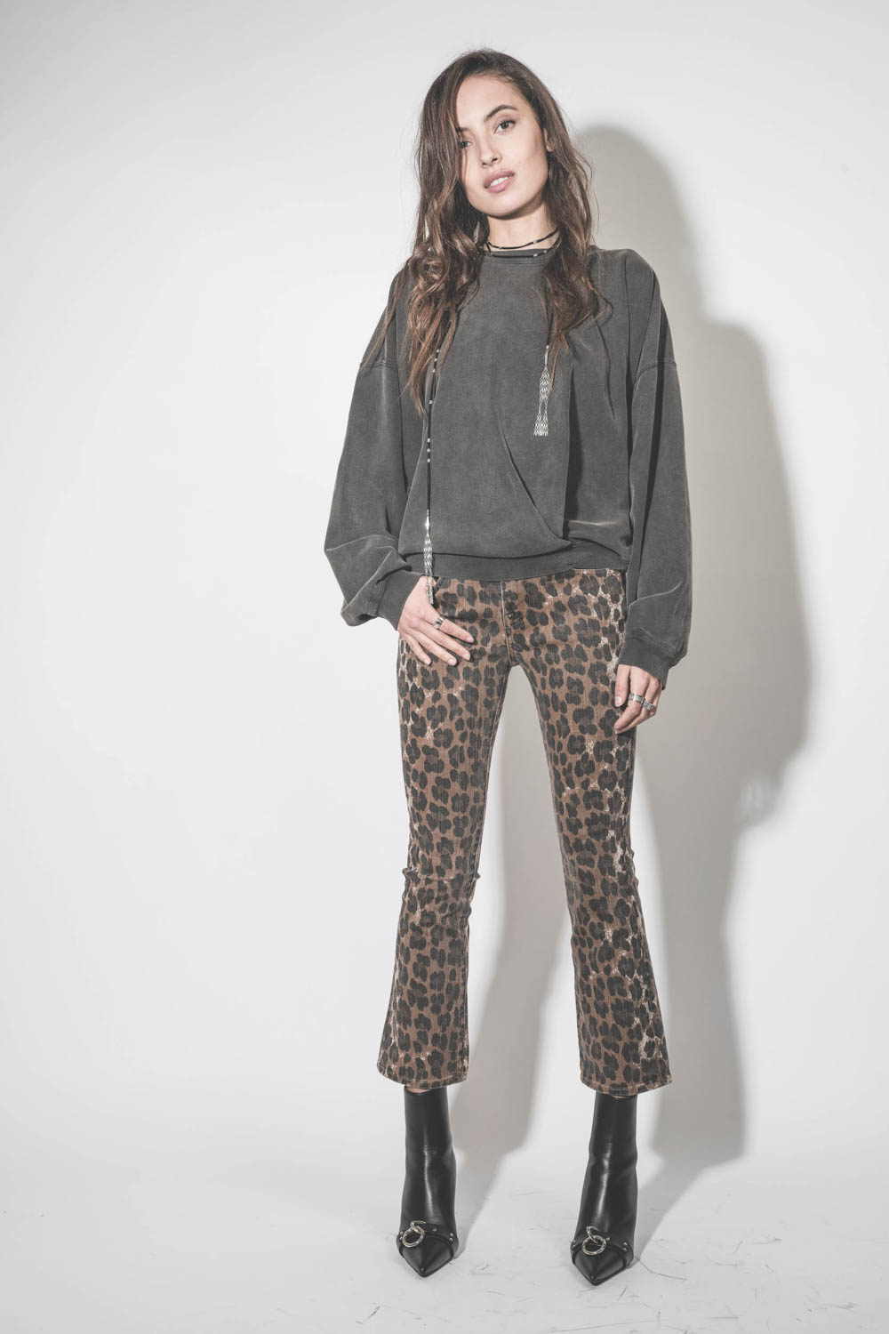 Sweatshirt croisé oversize manches chauve-souris noir délavé Sauria Marant Etoile. Porté de face.