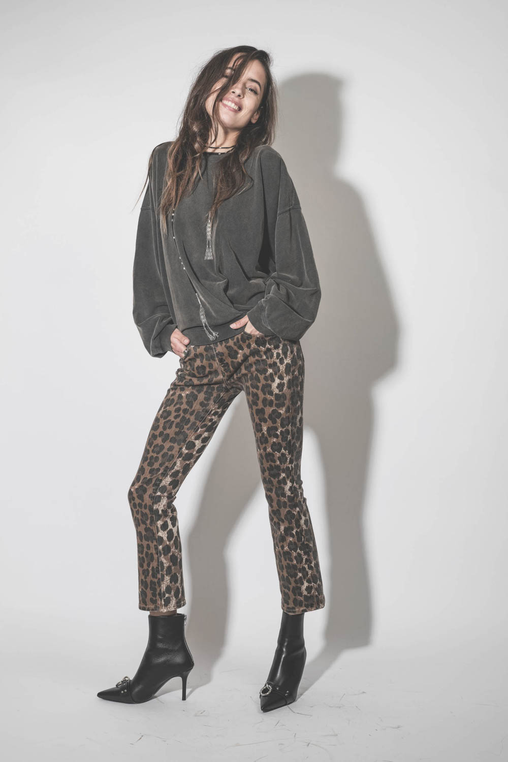 Sweatshirt croisé oversize manches chauve-souris noir délavé Sauria Marant Etoile. Porté avec un jean Skinny et des boots à talons.