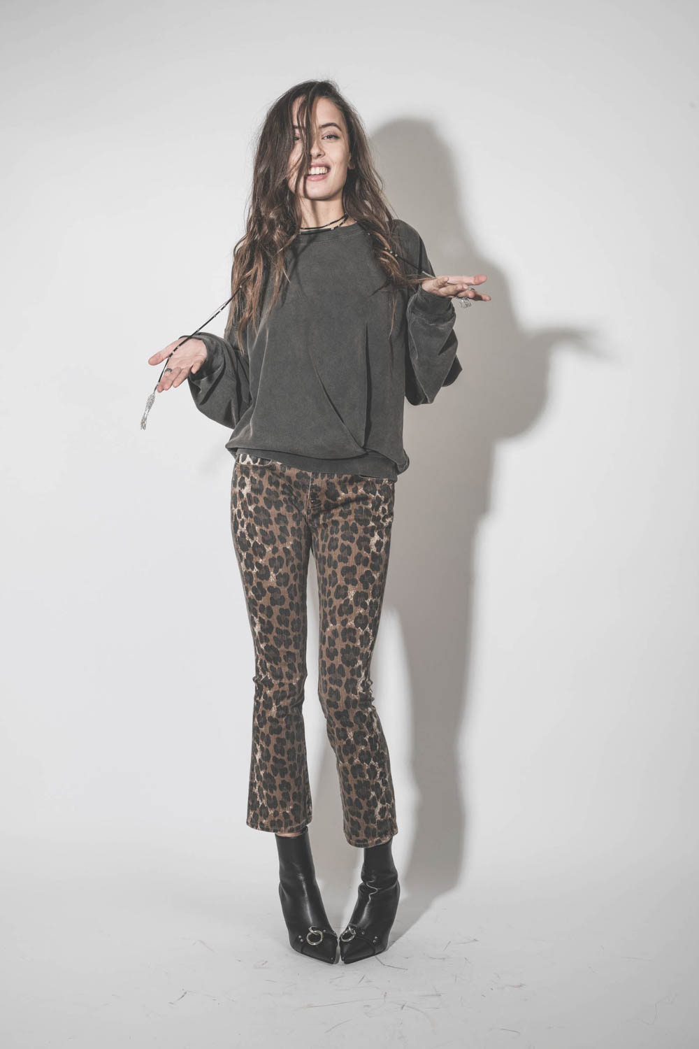 Sweatshirt croisé oversize manches chauve-souris noir délavé Sauria Marant Etoile. Porté avec un collier écharpe.