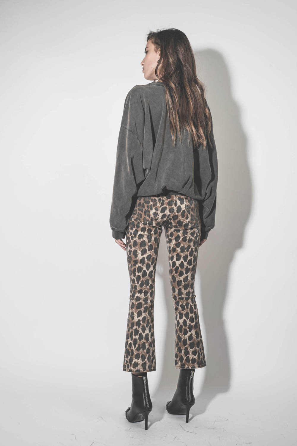 Sweatshirt croisé oversize manches chauve-souris noir délavé Sauria Marant Etoile. Porté de dos.