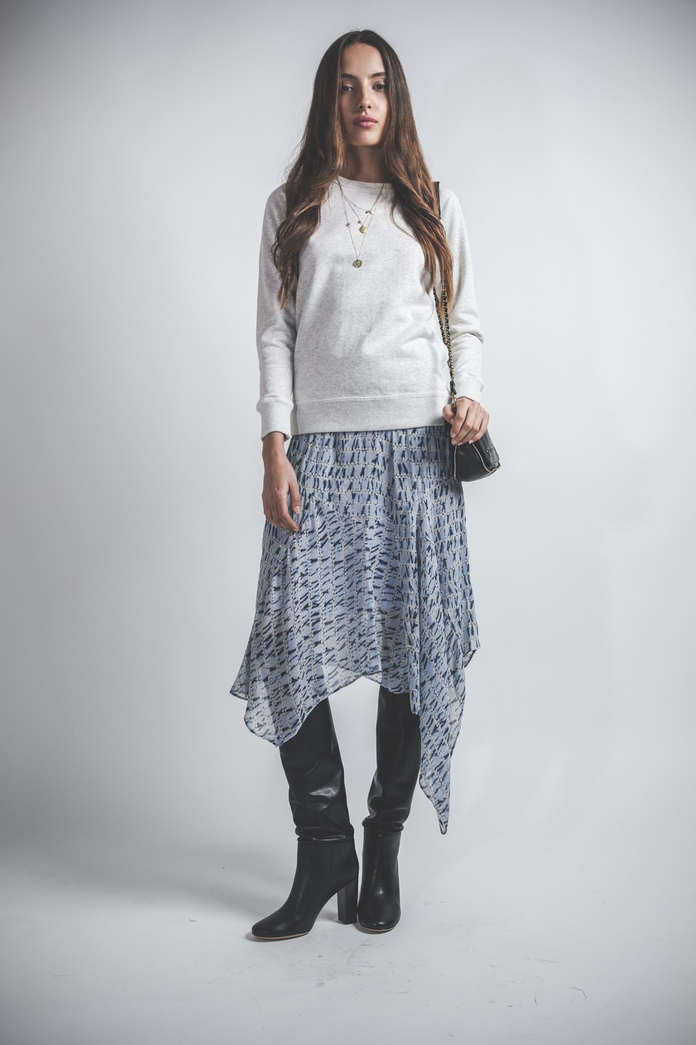 Sac bandoulière chaine Bobi S en chèvre noir Jérôme Dreyfuss. Porté épaule de profil.