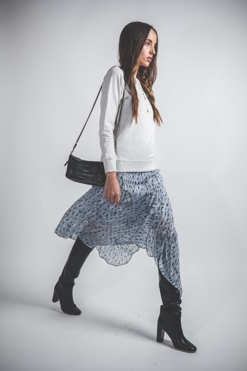 Sac bandoulière chaine Bobi S goatskin noir Jérôme Dreyfuss. Porté de profil.