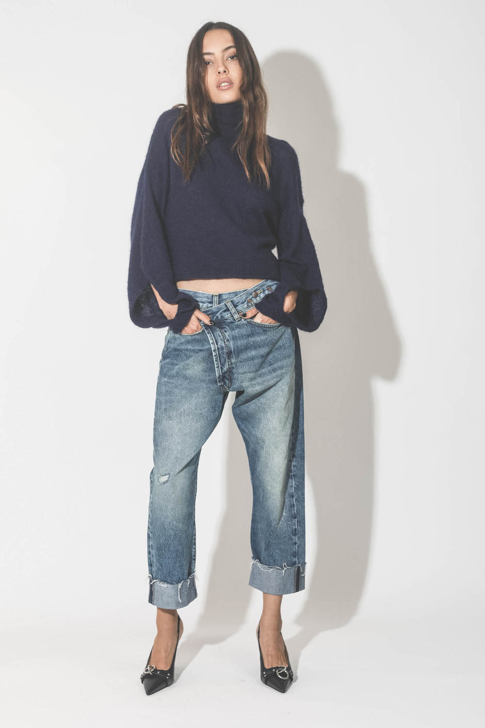 Jean Crossover délavage Jasper R13 Denim. Porté de face.