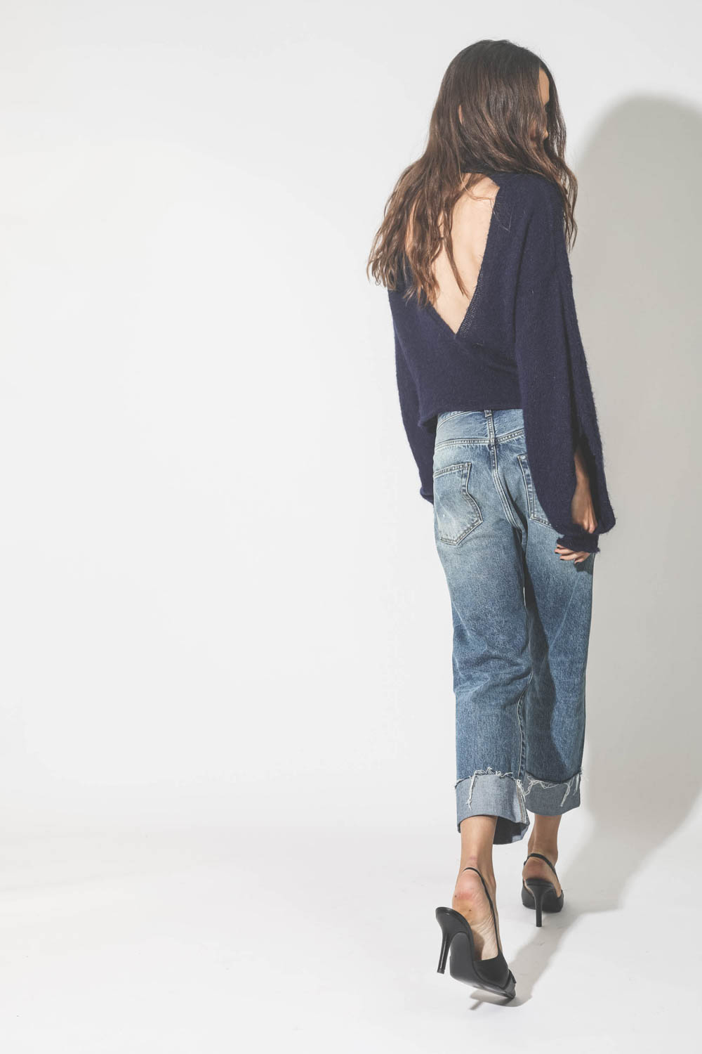 Jean Crossover délavage Jasper R13 Denim. Porté avec un pull dos nu.