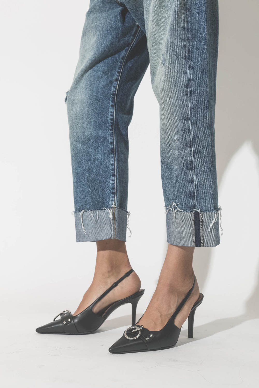 Jean Crossover délavage Jasper R13 Denim. Détail bas de jambes.