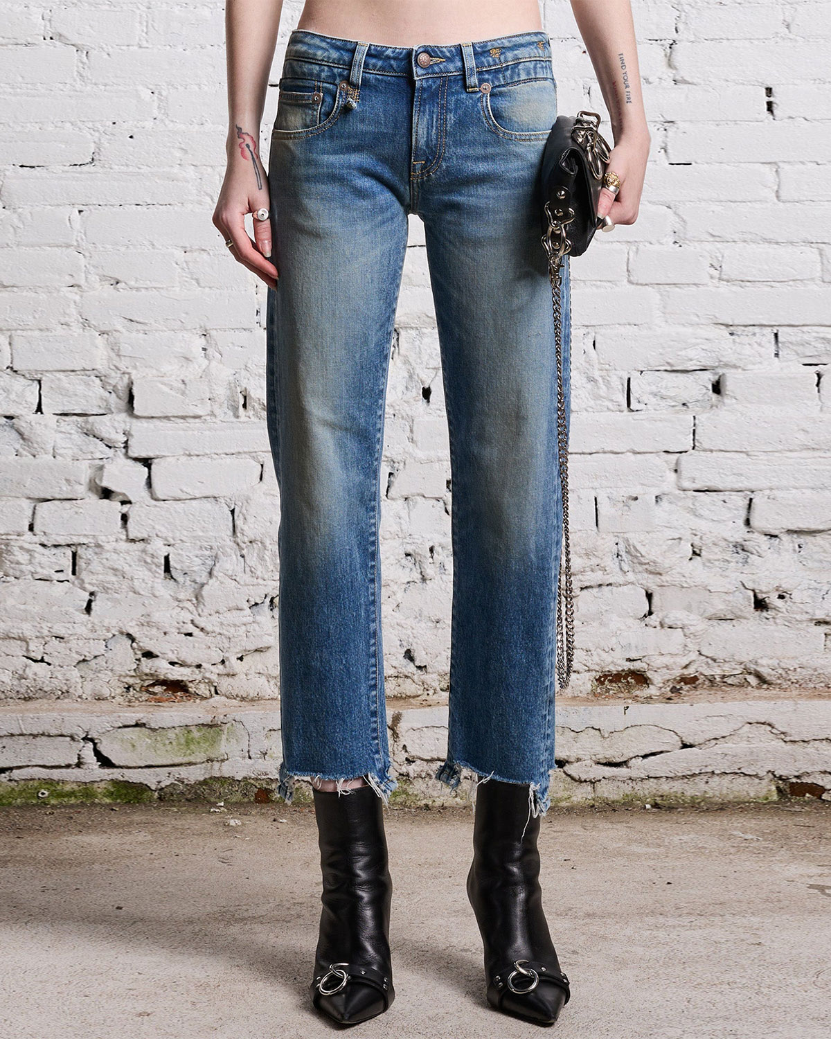 Jeans court taille basse bleu ciel Boy Straight with rips Jasper stretch R13 Denim. Porté de face.
