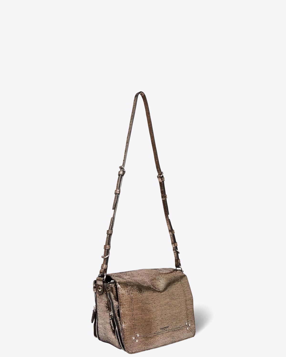 Sac rectangulaire Igor Jérôme Dreyfuss en cuir lamé champagne. Vue profil avec bandoulière. 