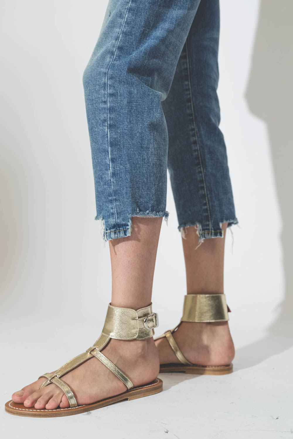 Sandales en cuir dorées bracelet cheville Caravelle K.Jacques St Tropez. Détail du bracelet cheville en cuir doré.