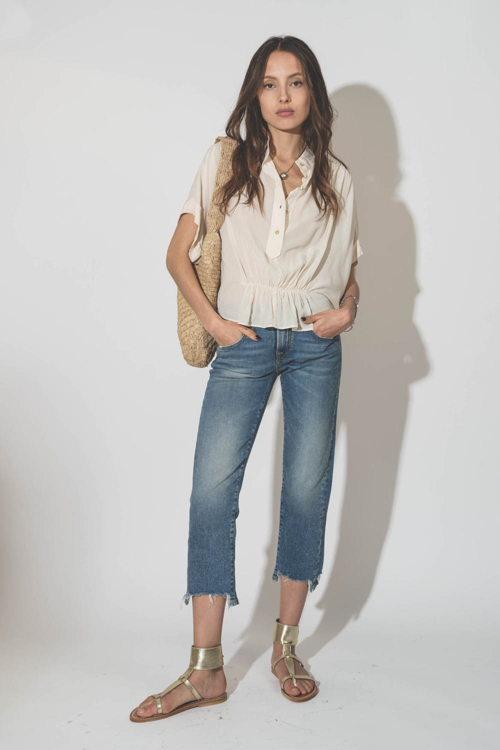 Sandales en cuir dorées bracelet cheville Caravelle K.Jacques St Tropez. Porté avec un jean court bleu.