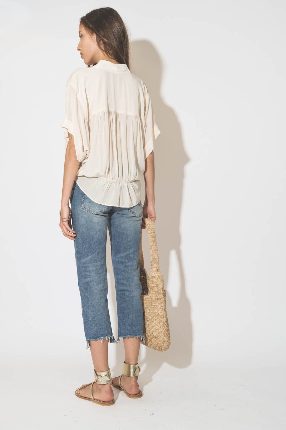 Sandales en cuir dorées bracelet cheville Caravelle K.Jacques St Tropez. Porté de dos.