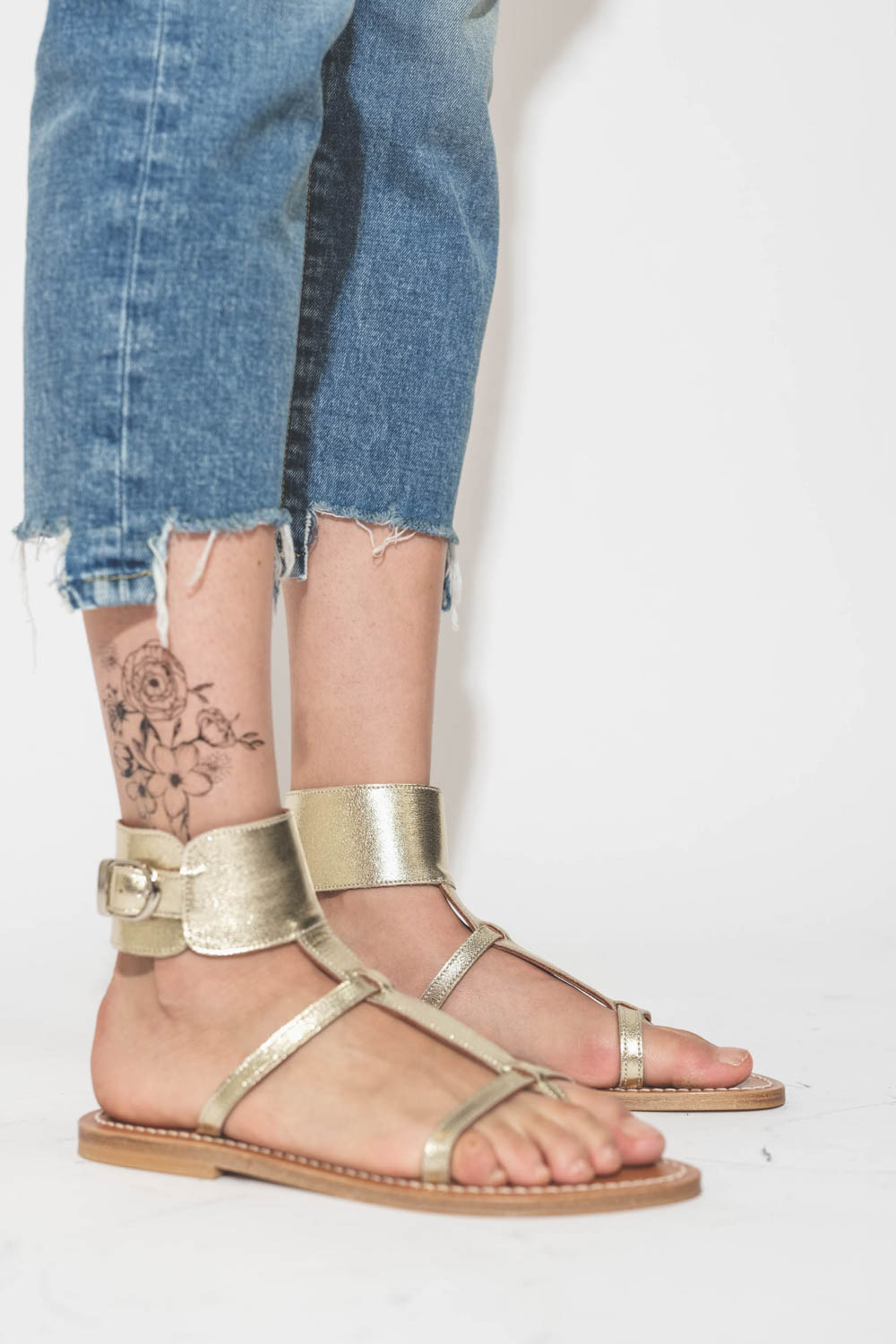 Sandales en cuir dorées bracelet cheville Caravelle K.Jacques St Tropez. Porté avec un jean court Boy Straight bleu. 