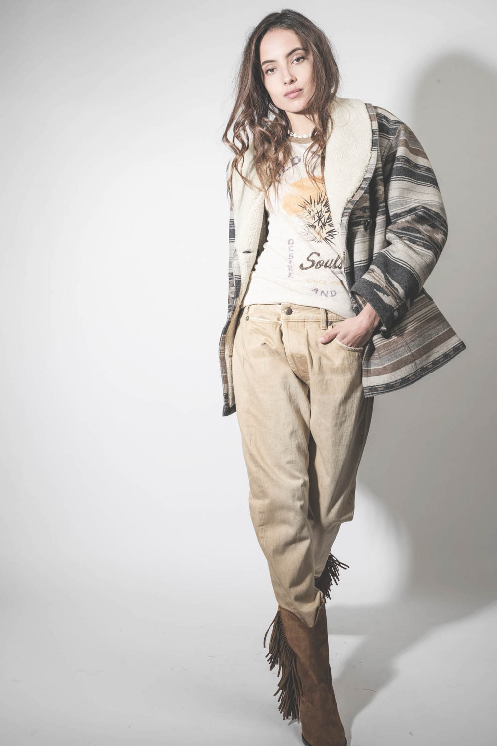 Manteau col châle fausse fourrure en laine motifs graphiques beige et écru Dorcas Marant Etoile.  Porté avec un jean Crossover beige.