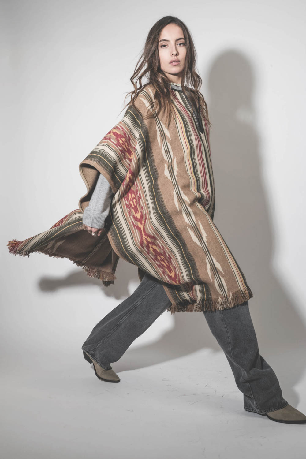 Poncho en laine mélangée à rayures beige écru Davida Marant Etoile. Porté de profil.