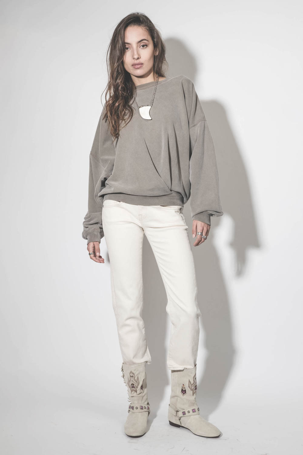 Sweatshirt oversize croisé col rond kaki Sauria Marant Etoile. Porté de Face.