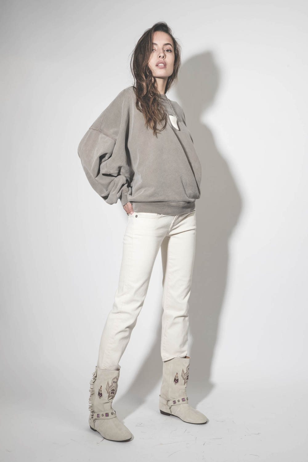 Sweatshirt oversize croisé col rond kaki Sauria Marant Etoile. Porté avec un jean Skinny écru.