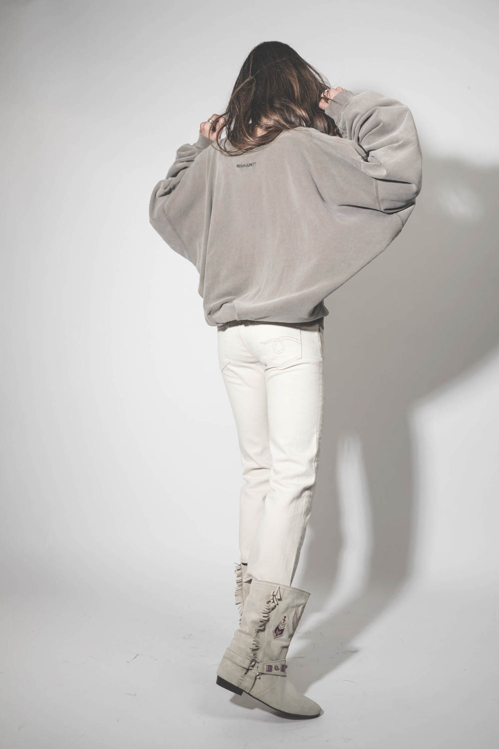 Sweatshirt oversize croisé col rond kaki Sauria Marant Etoile. Porté avec des bottes en cuir suédé écru brodées. 