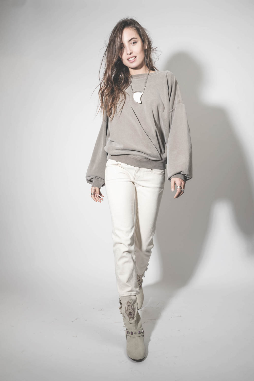 Sweatshirt oversize croisé col rond kaki Sauria Marant Etoile. Porté avec un collier oversize.