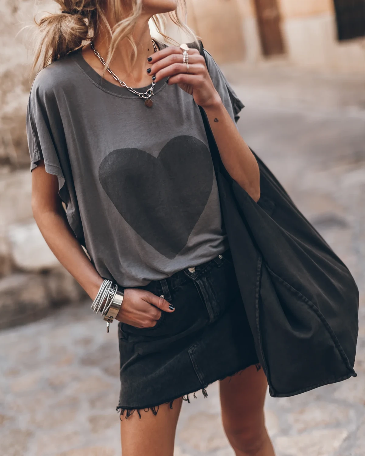 Mikuta Cabas large en toile noir délavé. Porté épaule. 