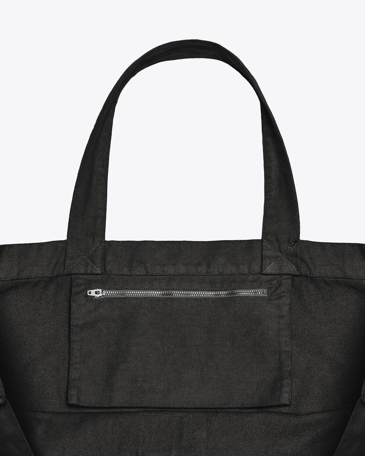 Mikuta Cabas large en toile noir délavé. Détail de la poche intérieur avec zip.