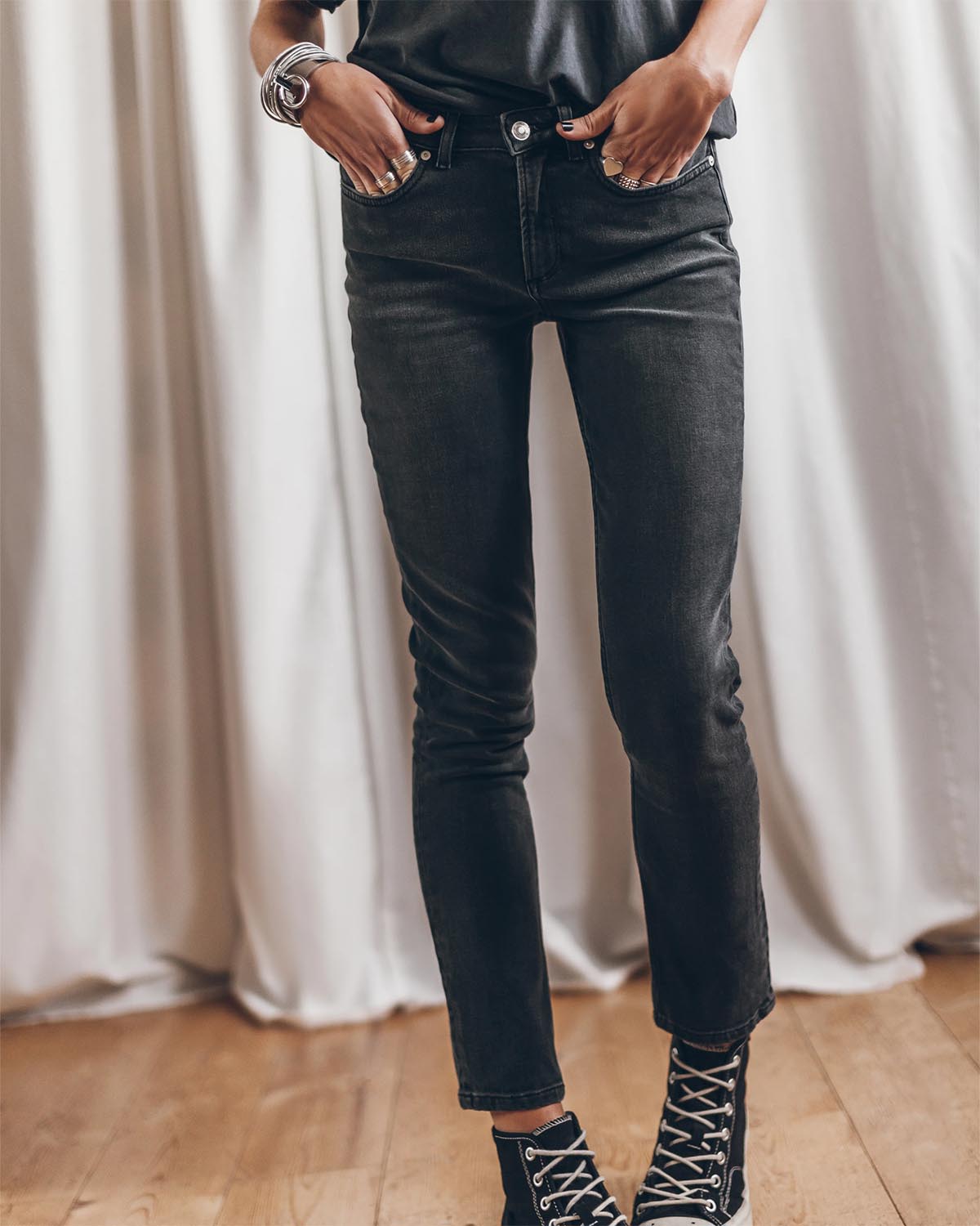 Jean skinny Mikuta en denom gris. Vue face porté. 