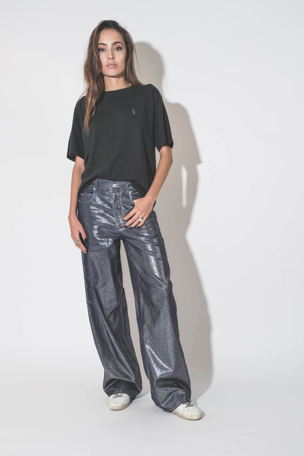 Tee-shirt manches courtes noir mini-logo poitrine sérigraphie écritures blanches dans le dos Self Love Vintage Mikuta. Porté de face.