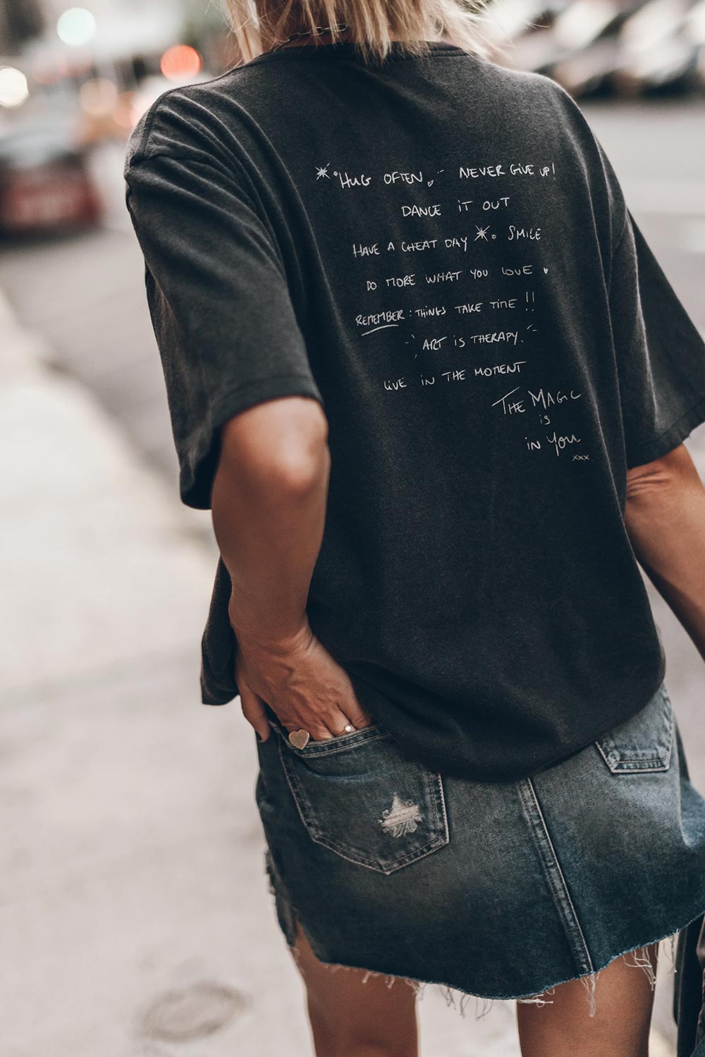 Tee-shirt Self Love Vintage Mikuta noir. Vue porté dos. 