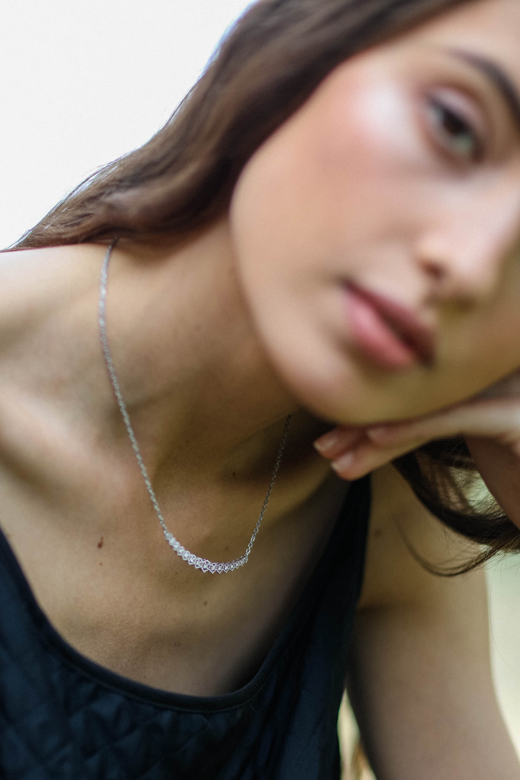 Collier "Light Fever" en argent et Diamants Blancs De Jaegher. Porté. 