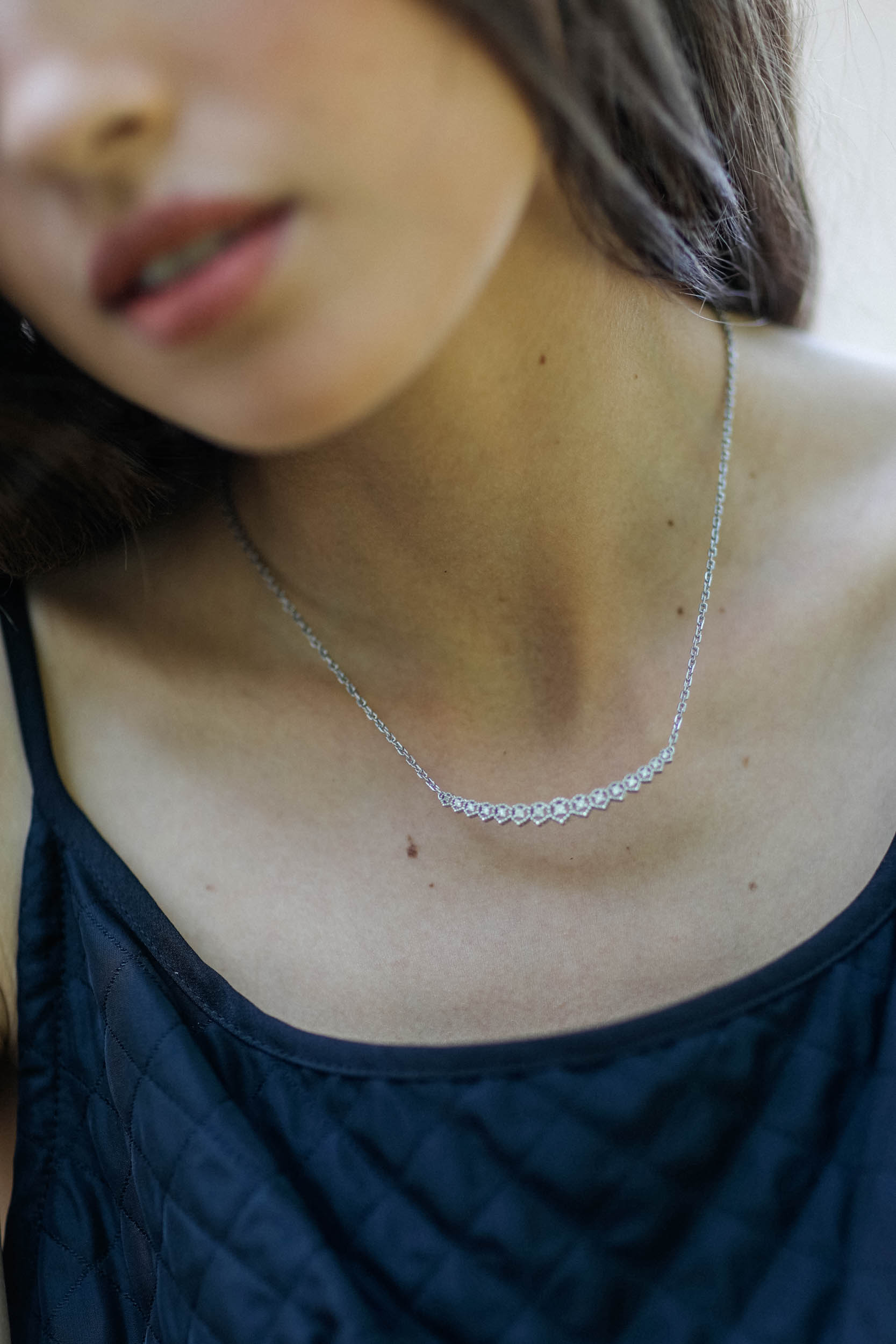Collier "Light Fever" en argent et Diamants Blancs De Jaegher. Porté face. 