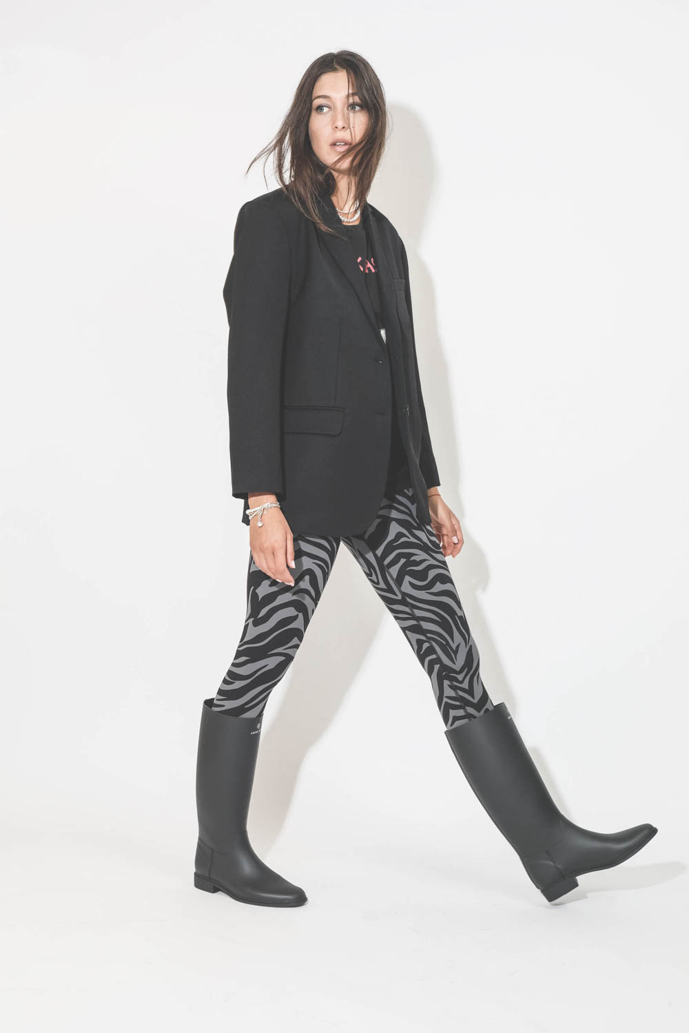 Bracelet chaine en or avec une perle d'eau douce, émeraudes et diamants Chelsea N°4 Pascale Monvoisin. Porté avec un blazer noir.