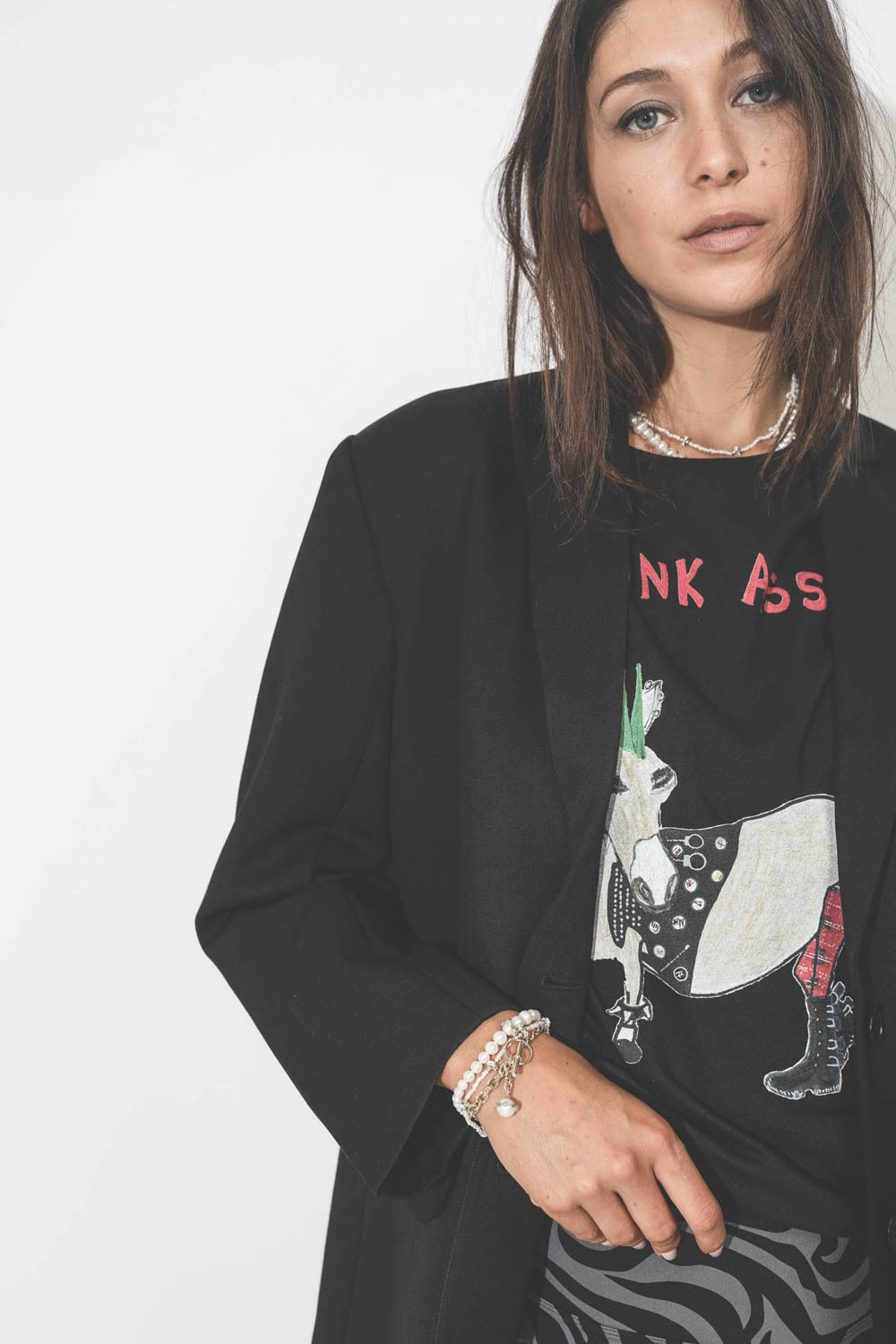 Bracelet chaine en or avec une perle d'eau douce, émeraudes et diamants Chelsea N°4 Pascale Monvoisin. Porté de face.