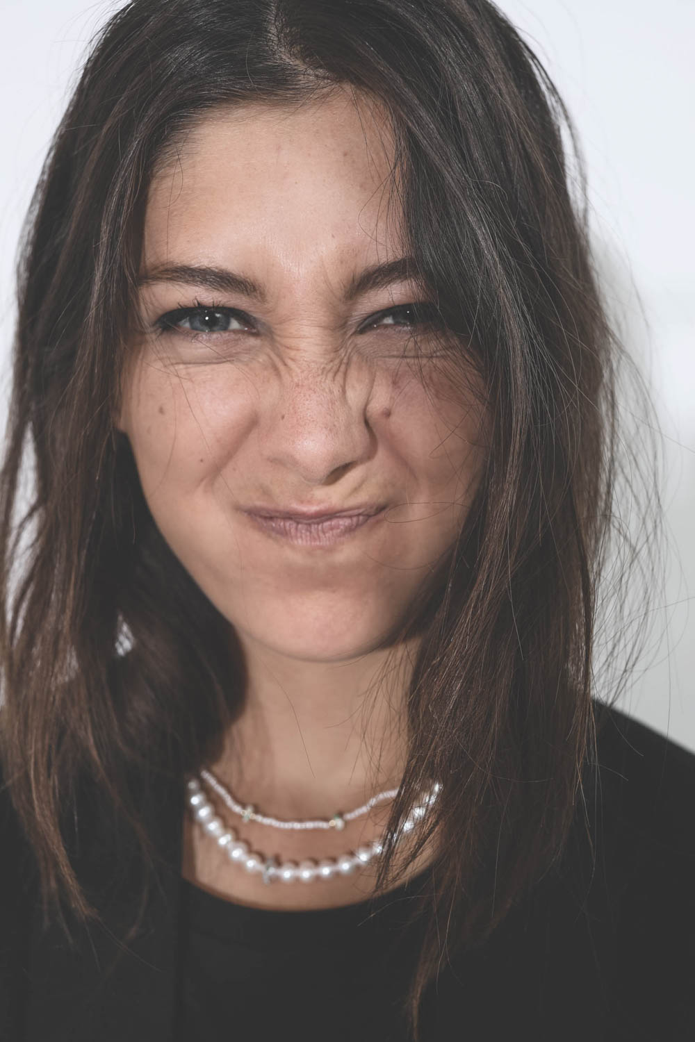 Collier en mini perles émeraudes et diamants Chelsea N°1 Pascale Monvoisin. Porté de face.