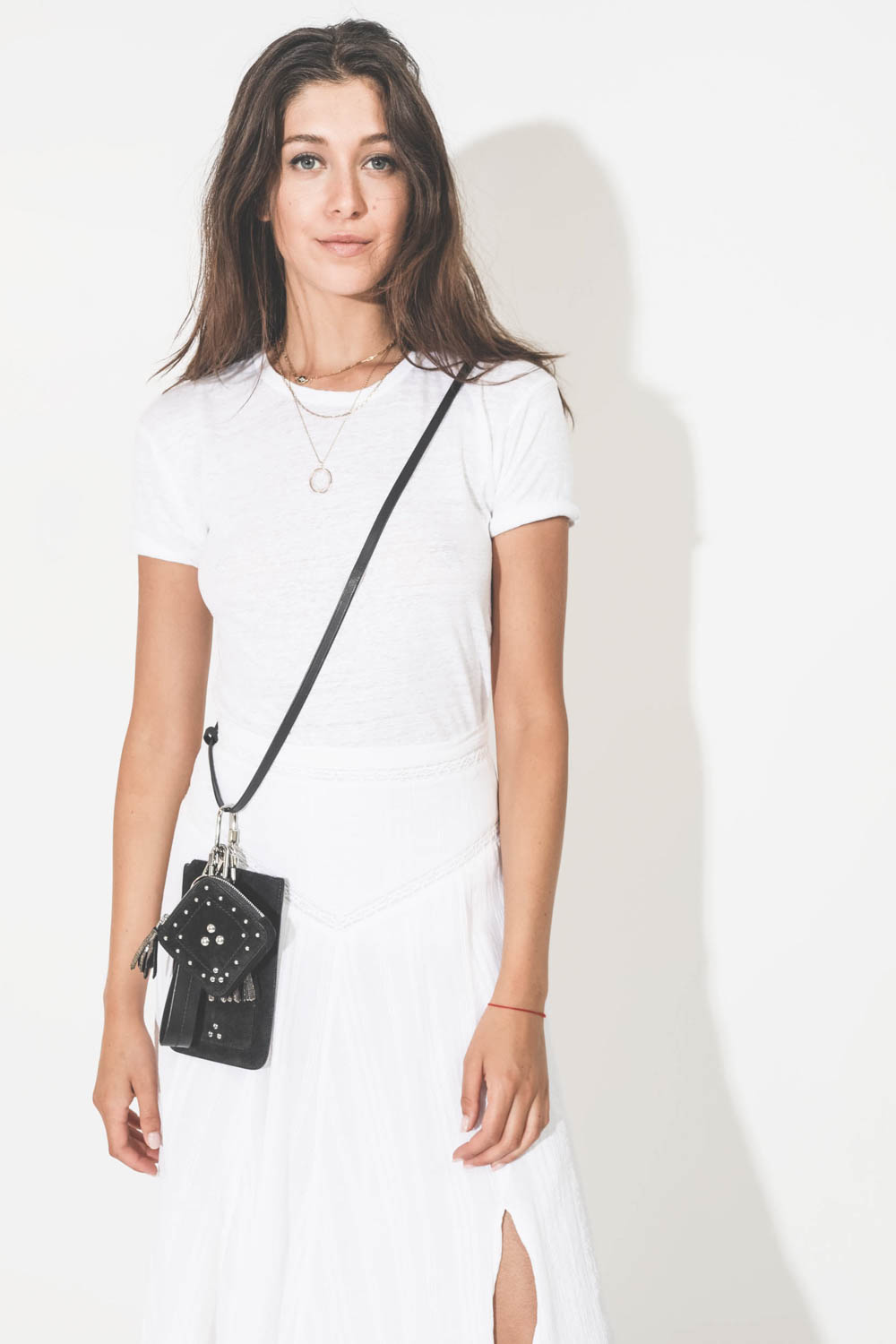 Collier ras du cou chaine en or fermoir cadenas avec des diamants Louise Pascale Monvosin. Porté sur un tee-shirt en lin blanc.