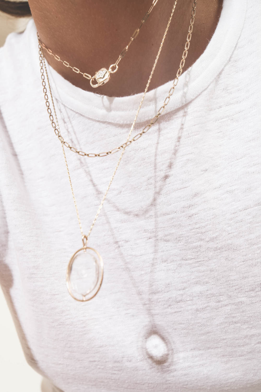 Collier ras du cou chaine en or fermoir cadenas avec des diamants Louise Pascale Monvosin. Porté en accumulation.