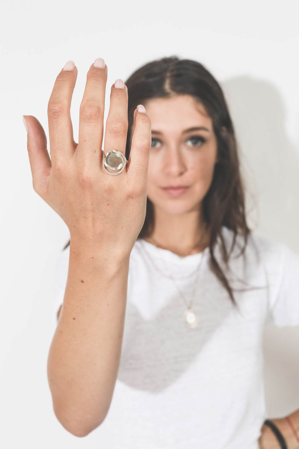 Bague en or jaune 9 carats diamants et labradorite Gaïa Pascale Monvoisin. Porté.