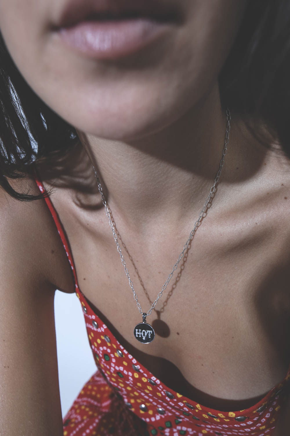 Pendentif Hot en or blanc argent et diamants De Jaegher. Porté ras du cou sur une chaine en argent de 50cm.