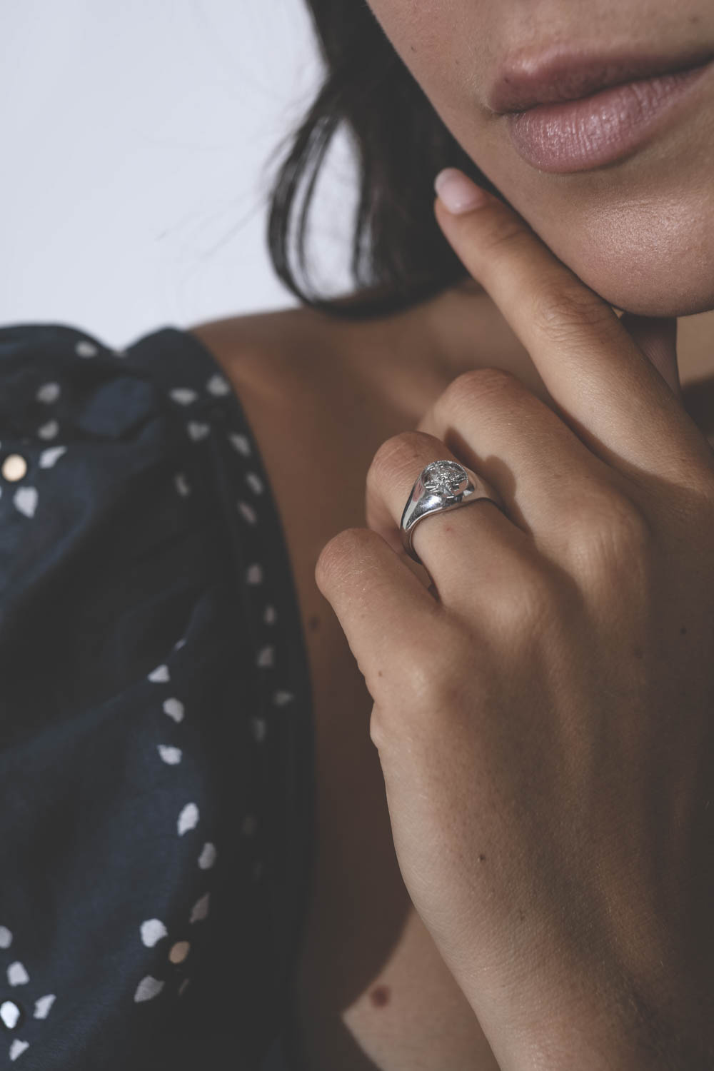 Chaine en argent maille torsadée 55 cm De Jaegher. Porté avec une chevalière.