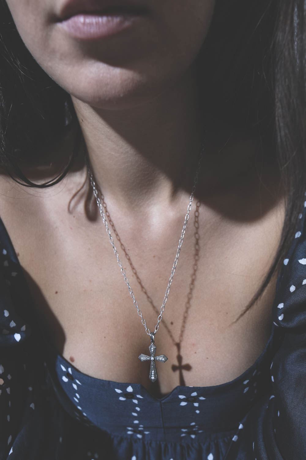 Chaine en argent maille torsadée 55 cm De Jaegher. Porté de face.