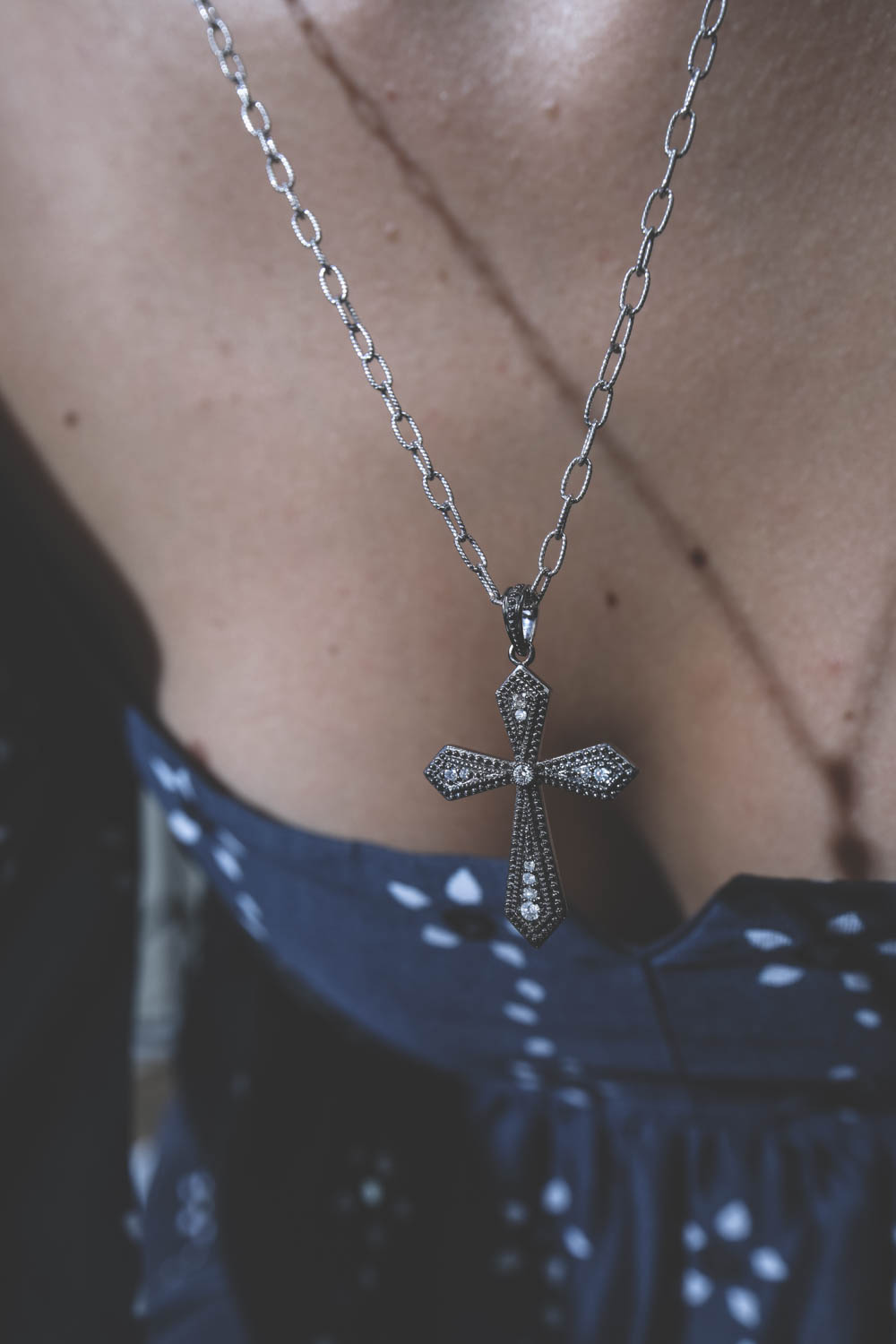 Chaine en argent maille torsadée 55 cm De Jaegher. Porté avec une croix. 