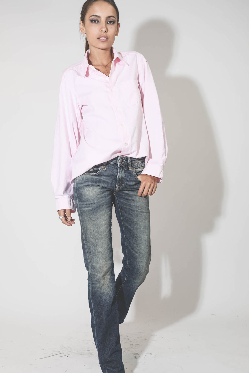 Collier ras du cou chaine en or jaune 14 carats Comporta N°2 Pascale Monvoisin. Porté avec une chemise rose et un jean taille basse.