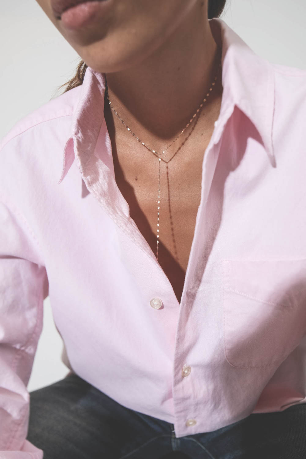 Collier ras du cou chaine en or jaune 14 carats Comporta N°2 Pascale Monvoisin. Porté avec une chemise rose. 