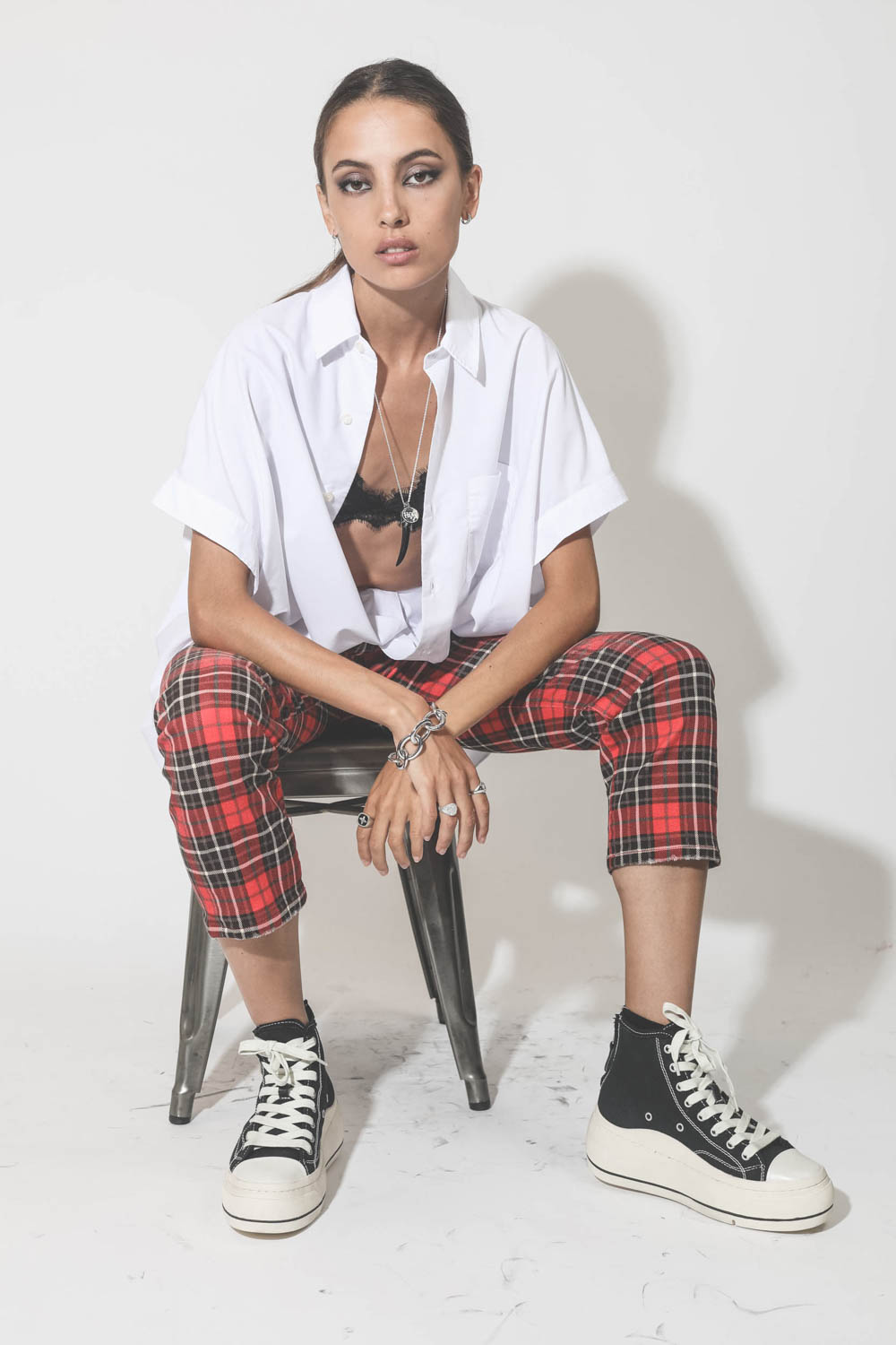 Chaine longue en argent maille forçat 65 cm De Jaegher. Porté avec une chemise blanche.