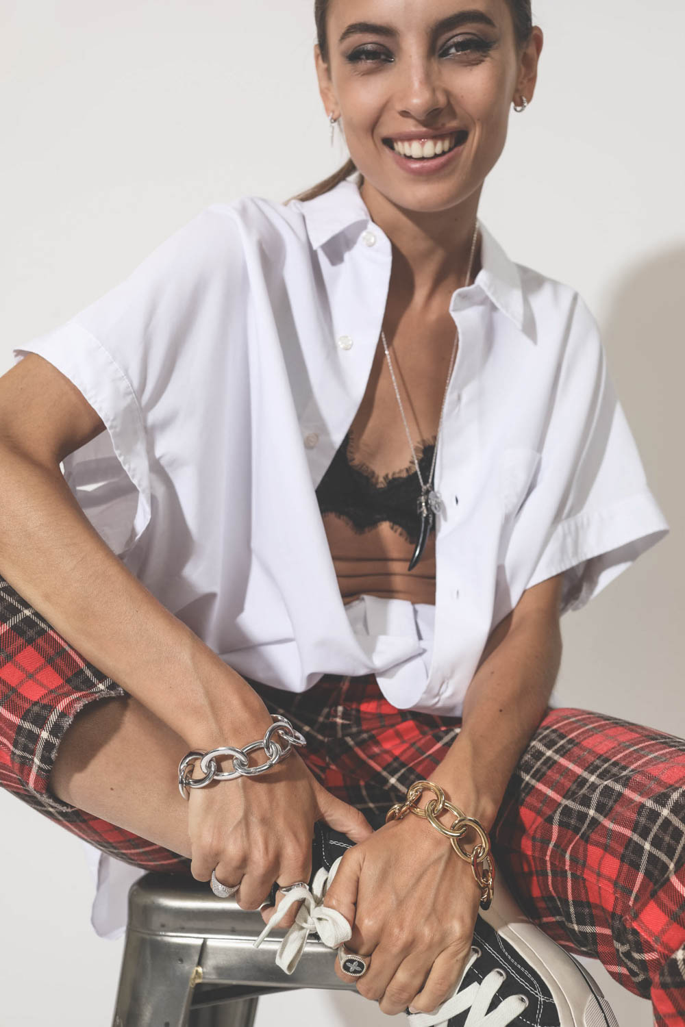 Chaine longue en argent maille forçat 65 cm De Jaegher. Porté avec un pendentif corne et une médaille.