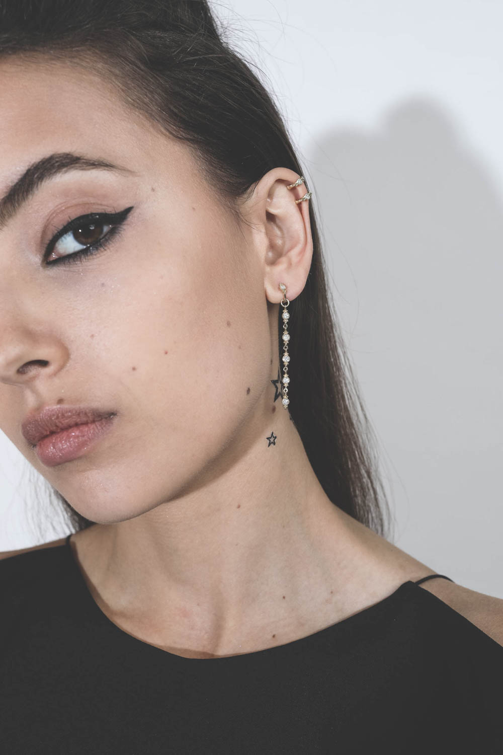 Mini créole en or rose et diamant Sunny bubble De Jaegher. Porté avec un pendentif en or et diamants. 