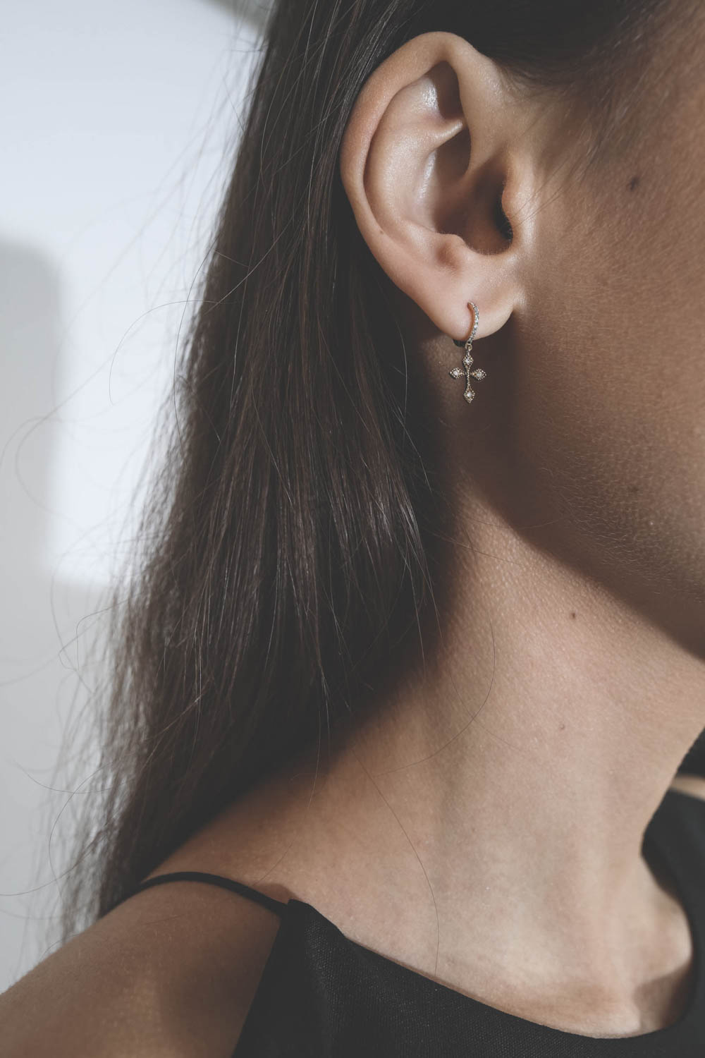 Mini créole en or rose et diamant Sunny bubble De Jaegher. Porté avec une mini créole baby cross. 