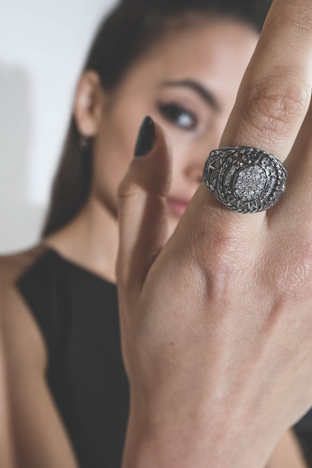 Bague chevalière Mad 1969 en argent noirci et diamants De Jaegher. Porté. 