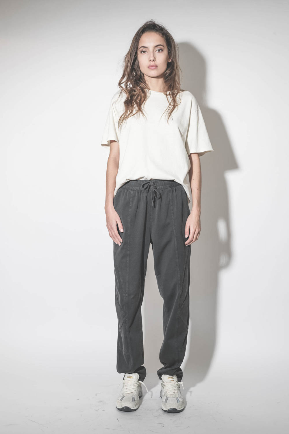Pantalon de jogging en jersey de coton noir Regina Marant Etoile. Porté de face.