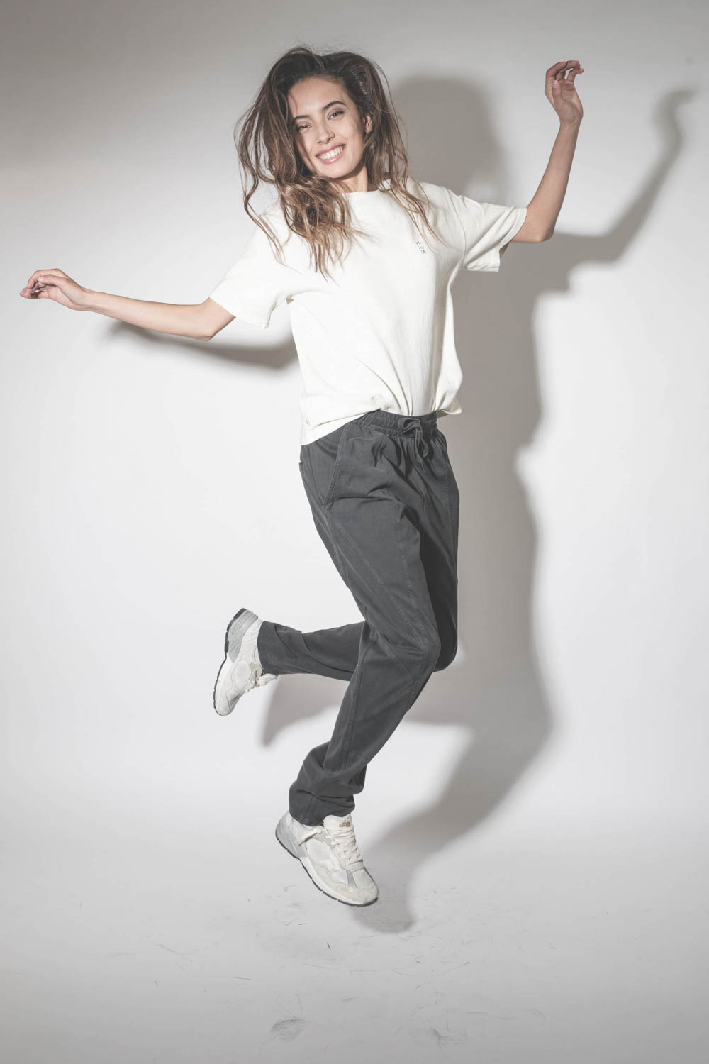 Pantalon de jogging en jersey de coton noir Regina Marant Etoile. Porté de profil.