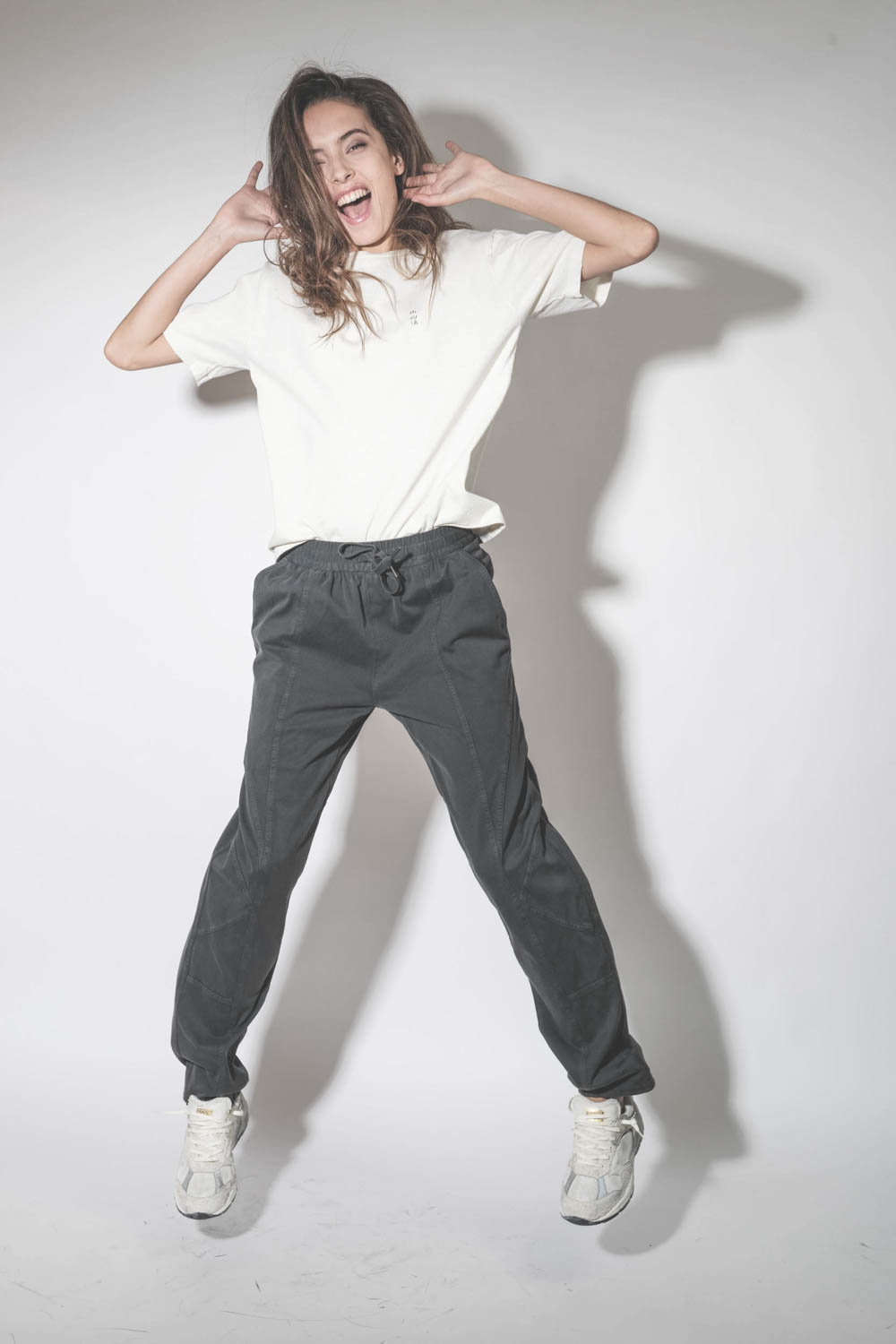 Pantalon de jogging en jersey de coton noir Regina Marant Etoile. Porté avec un tee-shirt blanc.